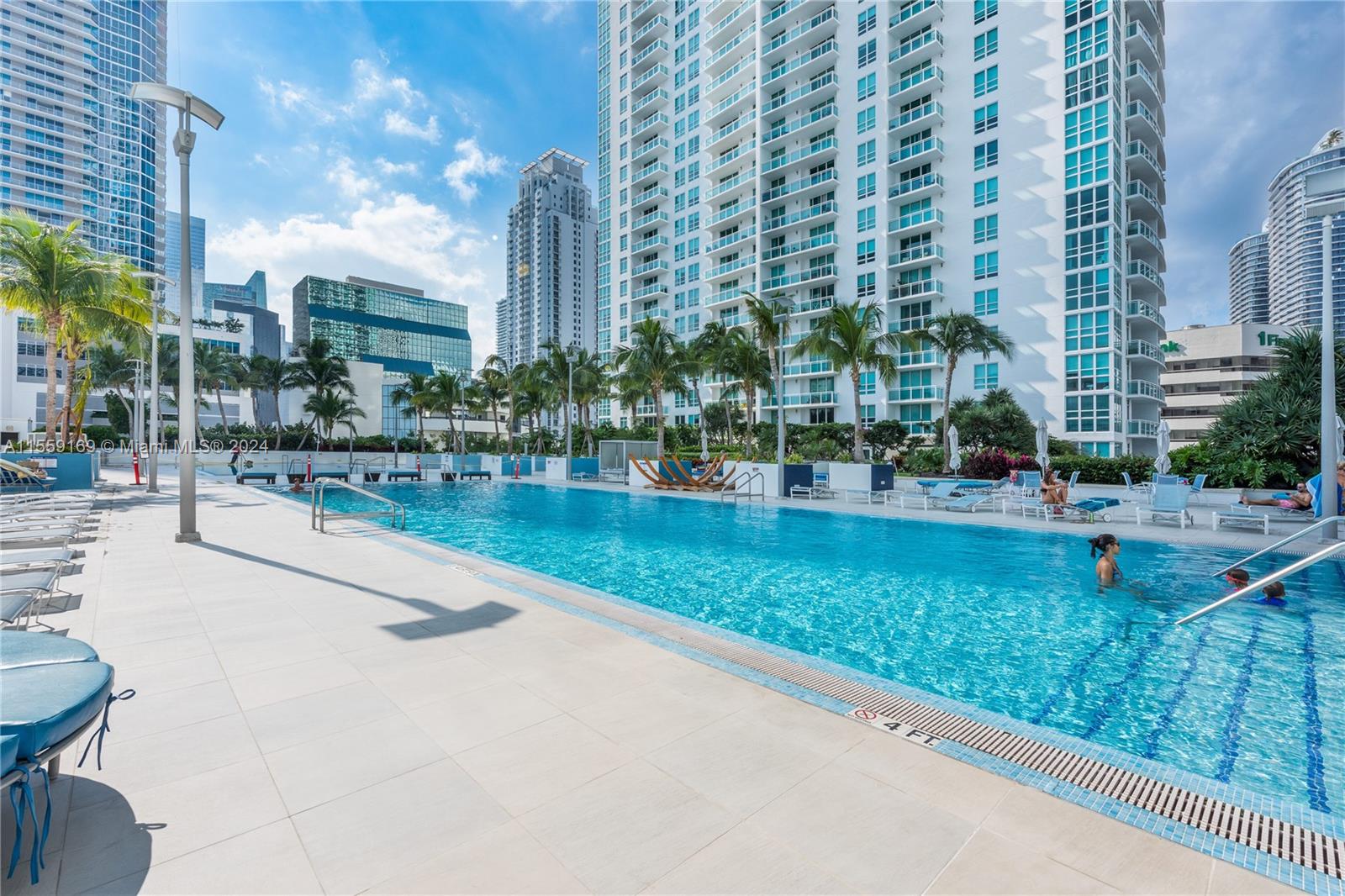Gorgeous and spacious 1 BED / 1 BATH apartment in the heart of Brickell. Amazing layout and full of light. Walk everywhere! Top location. The Plaza has great amenities and a wonderful ambiance. New flooring was installed 2 years ago, wonderful city views towards Brickell avenue. Text listing agent. Available as from April 1st.