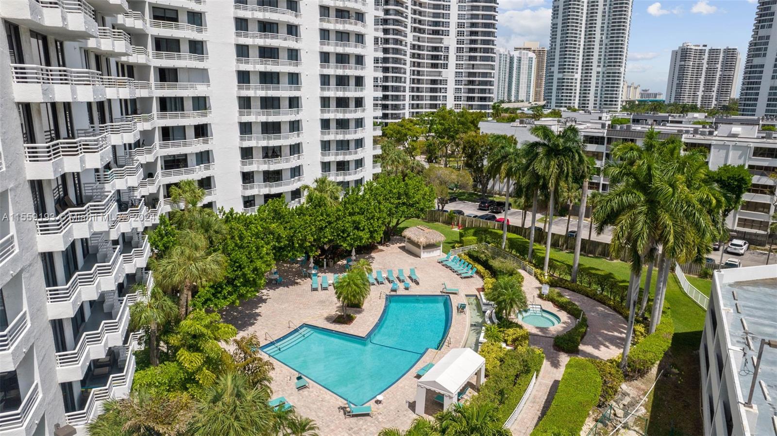 Additional pool with jacuzzi