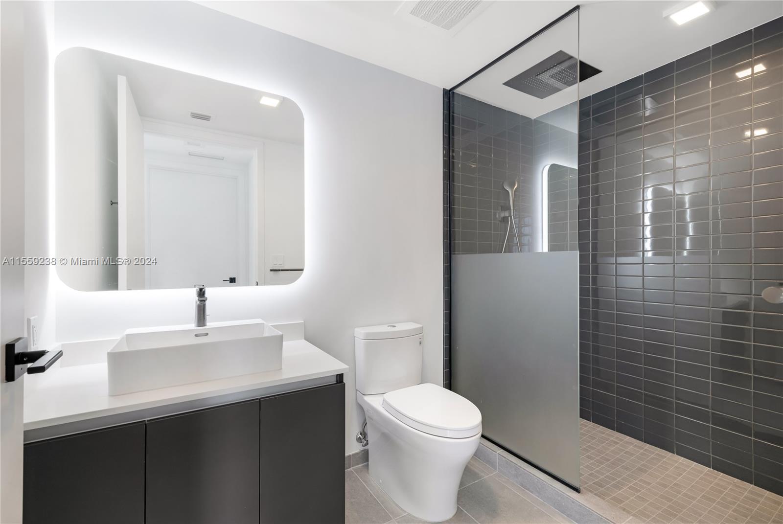 227 NE 2nd St 1909, Miami, Florida 33132, 1 Bedroom Bedrooms, ,1 BathroomBathrooms,Residentiallease,For Rent,227 NE 2nd St 1909,A11559238