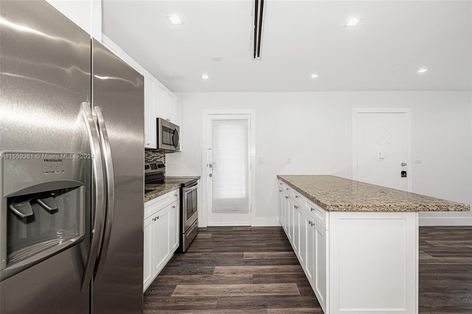 6910 Bay Dr 6, Miami Beach, Florida 33141, 2 Bedrooms Bedrooms, ,2 BathroomsBathrooms,Residentiallease,For Rent,6910 Bay Dr 6,A11559381