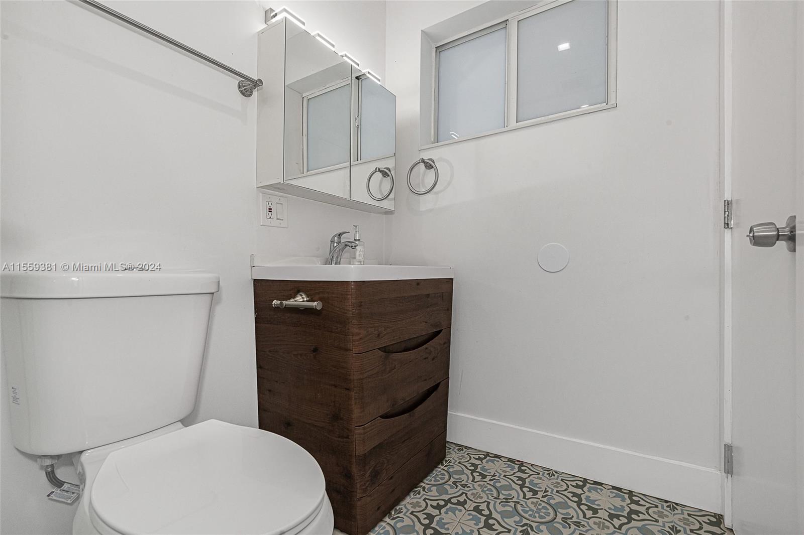 6910 Bay Dr 6, Miami Beach, Florida 33141, 2 Bedrooms Bedrooms, ,2 BathroomsBathrooms,Residentiallease,For Rent,6910 Bay Dr 6,A11559381