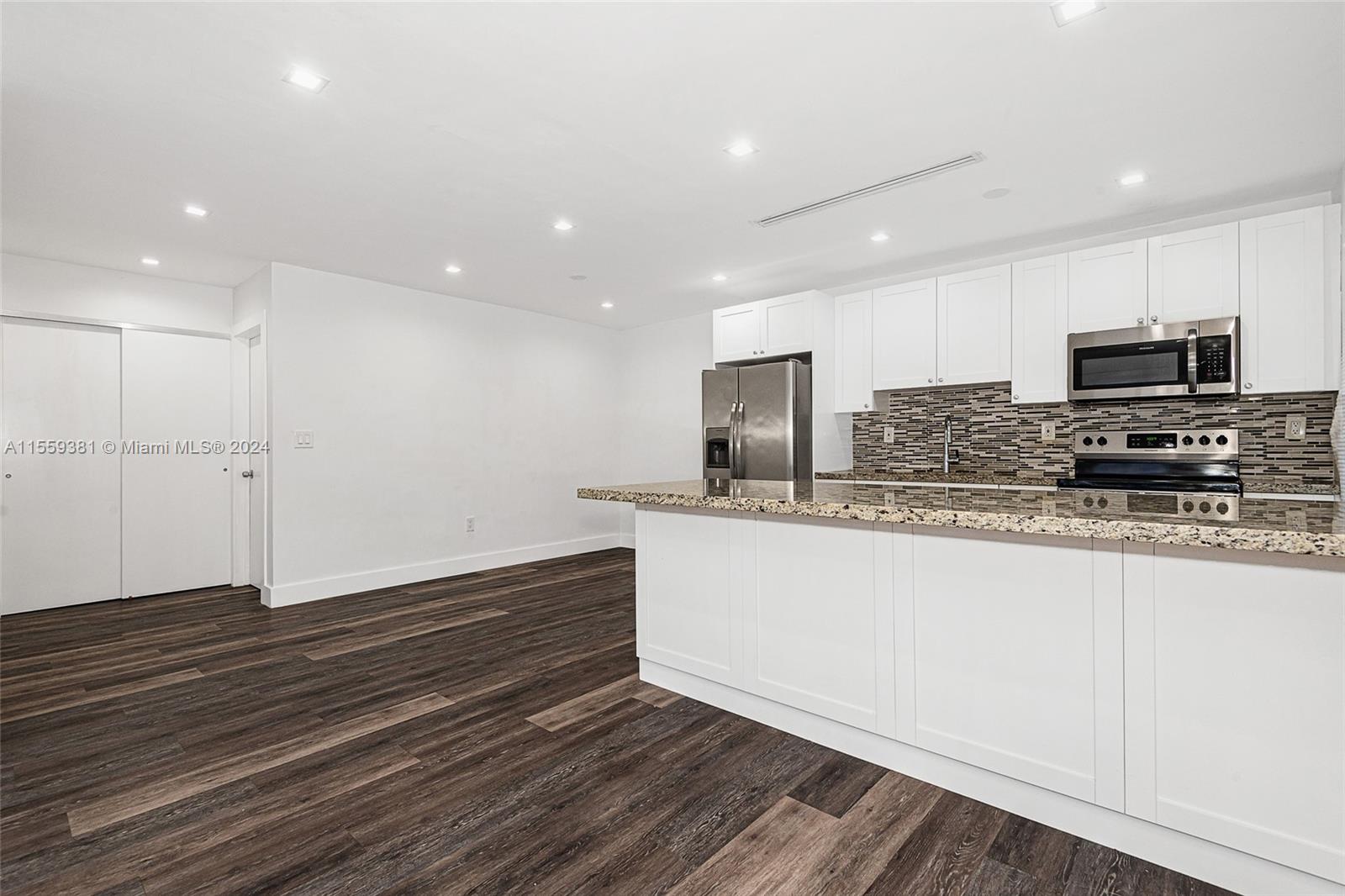 6910 Bay Dr 6, Miami Beach, Florida 33141, 2 Bedrooms Bedrooms, ,2 BathroomsBathrooms,Residentiallease,For Rent,6910 Bay Dr 6,A11559381