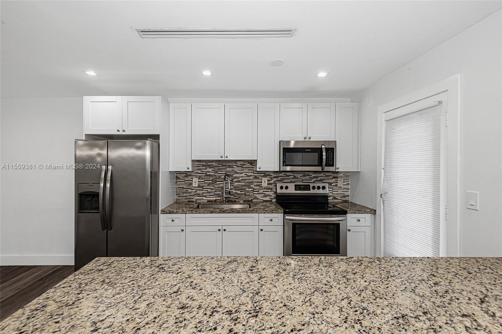 6910 Bay Dr 6, Miami Beach, Florida 33141, 2 Bedrooms Bedrooms, ,2 BathroomsBathrooms,Residentiallease,For Rent,6910 Bay Dr 6,A11559381