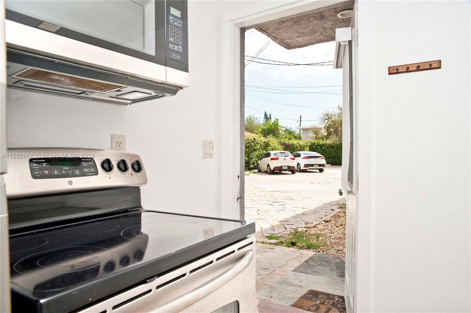 219 S 17th Ave 1, Hollywood, Florida 33020, 1 Bedroom Bedrooms, ,1 BathroomBathrooms,Residentiallease,For Rent,219 S 17th Ave 1,A11552868