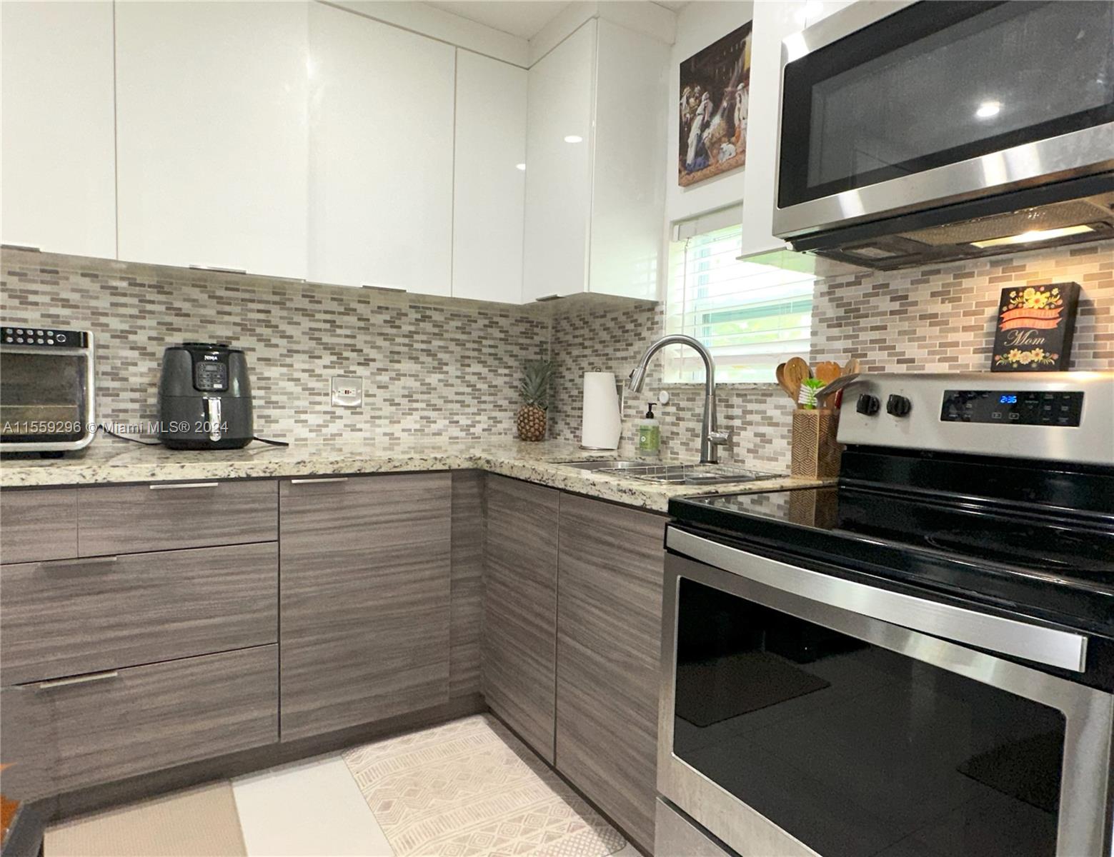 317 SW 14th St, Dania Beach, Florida 33004, 2 Bedrooms Bedrooms, ,1 BathroomBathrooms,Residential,For Sale,317 SW 14th St,A11559296