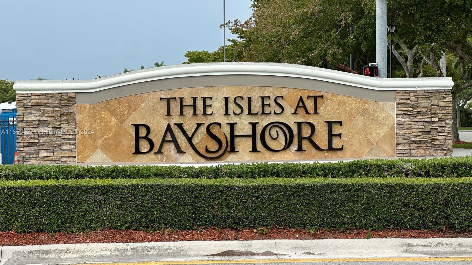 Beautiful, spacious 3/2.5 corner townhome in Isles of Bayshore . Updated throughout. Nice Layout. One car garage and nice patio area. Community featres pool, clubhouse, gym