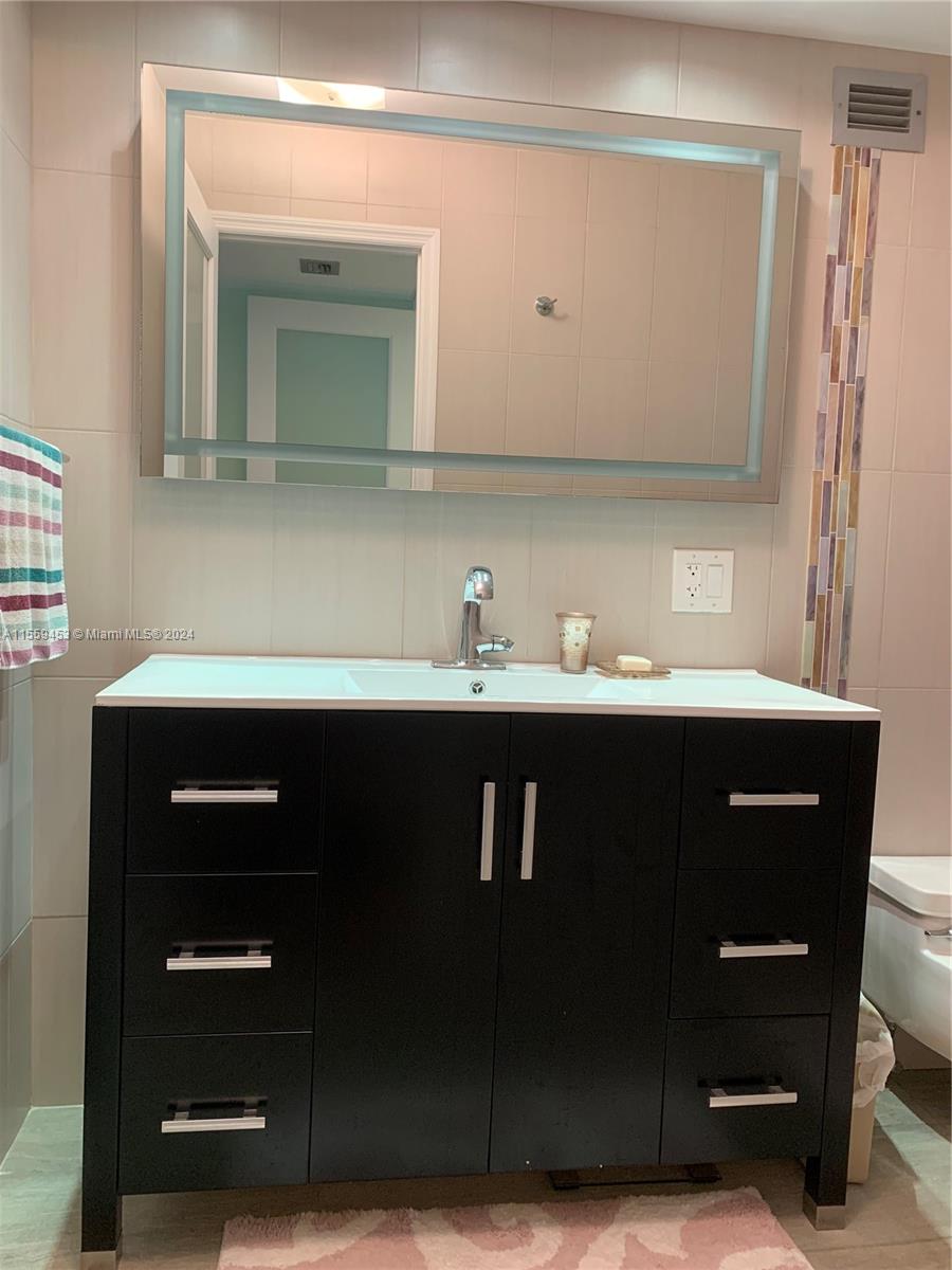 6039 Collins Ave 1205, Miami Beach, Florida 33140, 2 Bedrooms Bedrooms, ,2 BathroomsBathrooms,Residential,For Sale,6039 Collins Ave 1205,A11559453