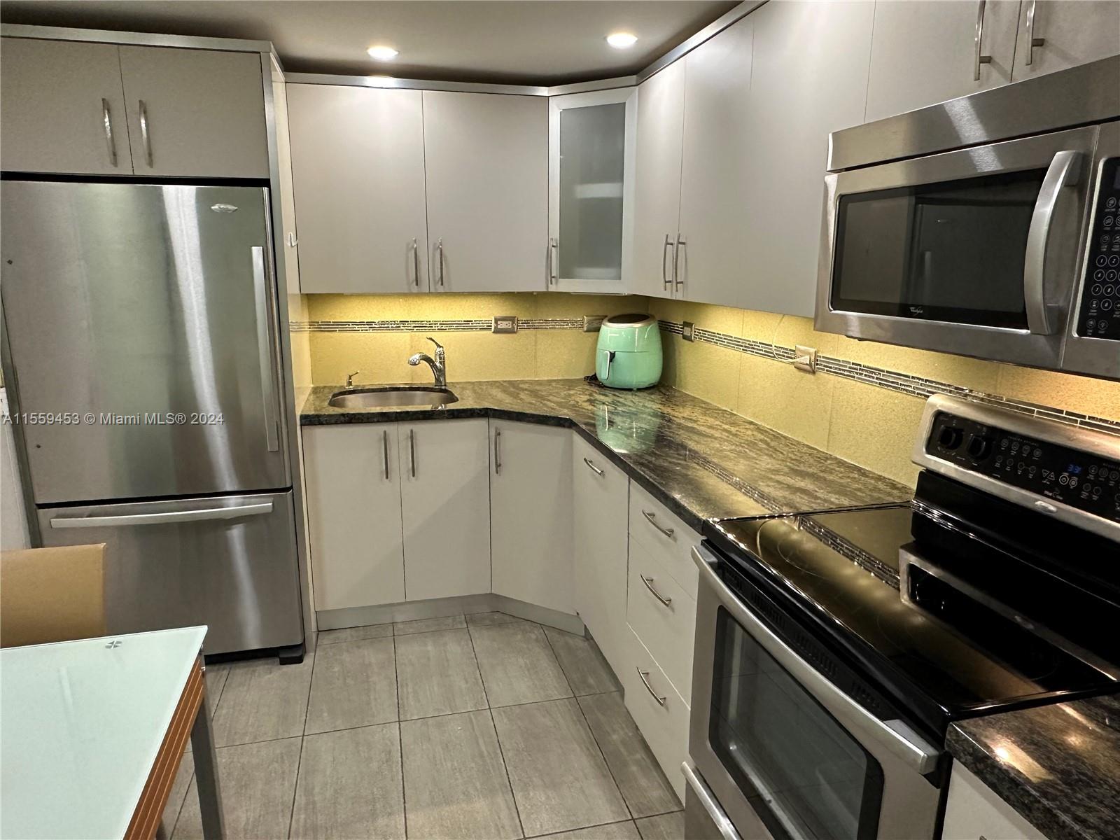6039 Collins Ave 1205, Miami Beach, Florida 33140, 2 Bedrooms Bedrooms, ,2 BathroomsBathrooms,Residential,For Sale,6039 Collins Ave 1205,A11559453