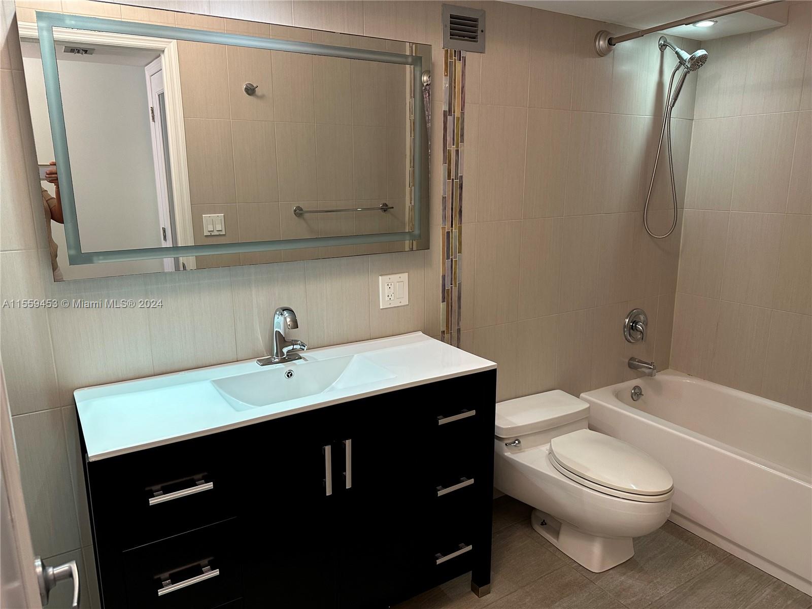 6039 Collins Ave 1205, Miami Beach, Florida 33140, 2 Bedrooms Bedrooms, ,2 BathroomsBathrooms,Residential,For Sale,6039 Collins Ave 1205,A11559453
