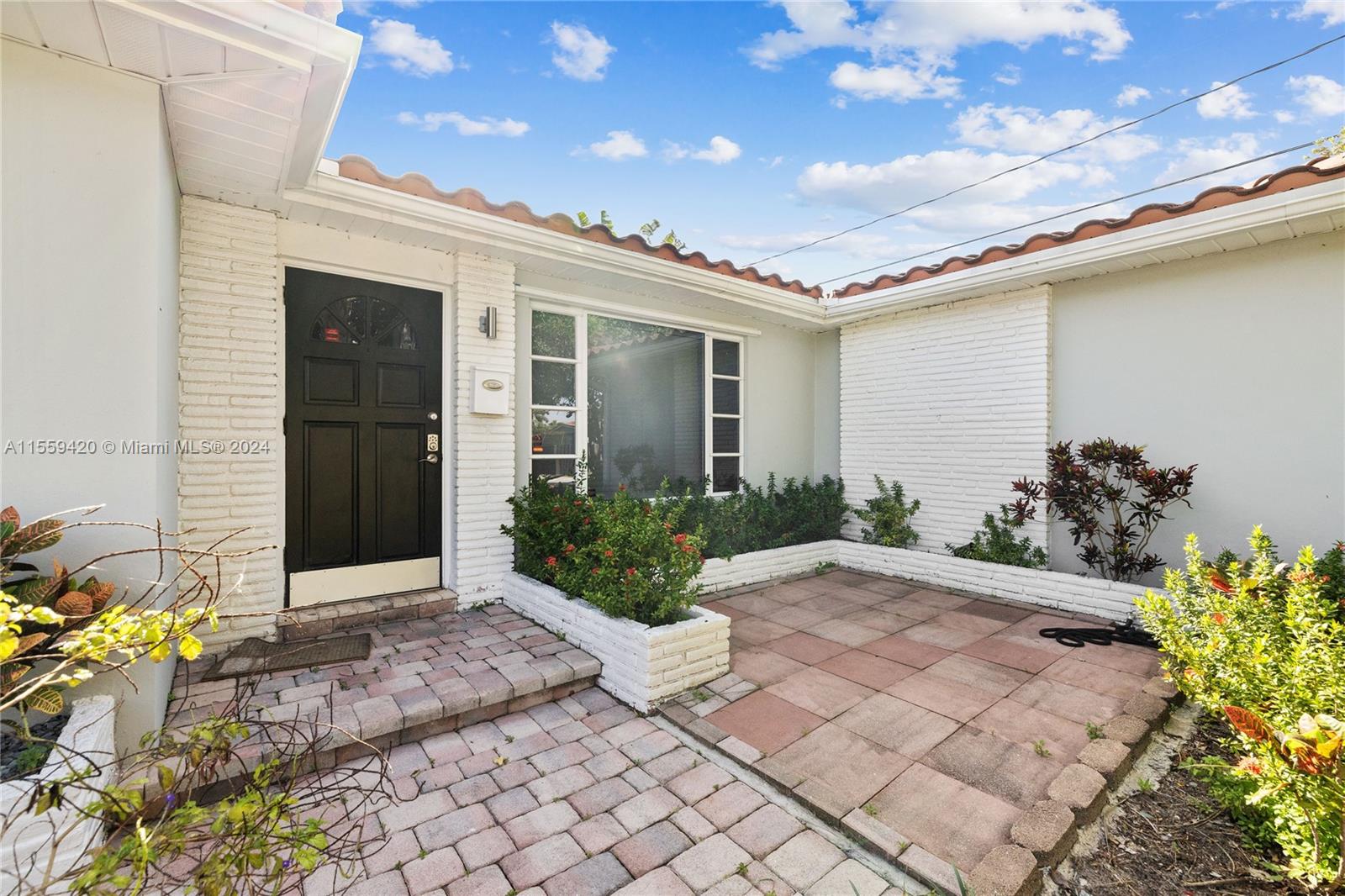 1419 N 16th Ct 0, Hollywood, Florida 33020, 2 Bedrooms Bedrooms, ,1 BathroomBathrooms,Residentiallease,For Rent,1419 N 16th Ct 0,A11559420