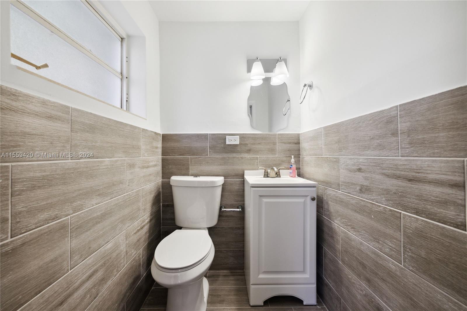 1419 N 16th Ct 0, Hollywood, Florida 33020, 2 Bedrooms Bedrooms, ,1 BathroomBathrooms,Residentiallease,For Rent,1419 N 16th Ct 0,A11559420