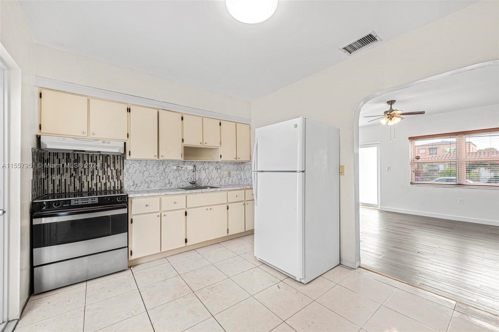 1400 SW 36th Ave 1400, Miami, Florida 33145, 2 Bedrooms Bedrooms, ,1 BathroomBathrooms,Residentiallease,For Rent,1400 SW 36th Ave 1400,A11557951