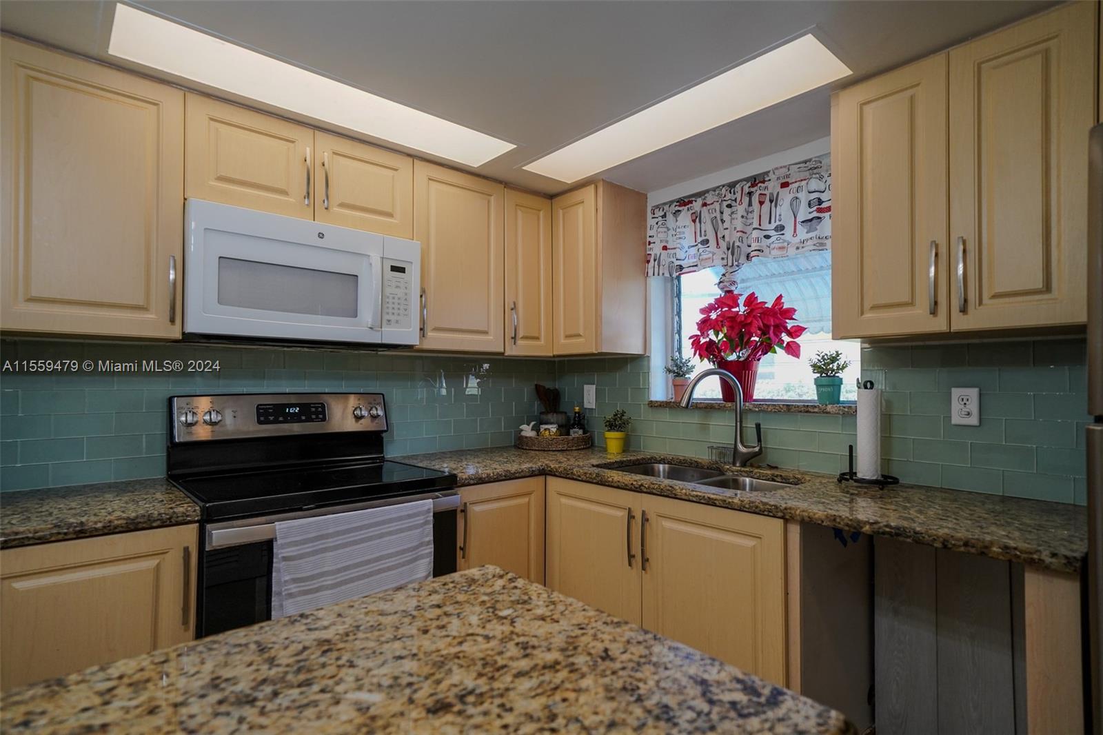 3701 Tyler St 116, Hollywood, Florida 33021, 2 Bedrooms Bedrooms, ,2 BathroomsBathrooms,Residential,For Sale,3701 Tyler St 116,A11559479