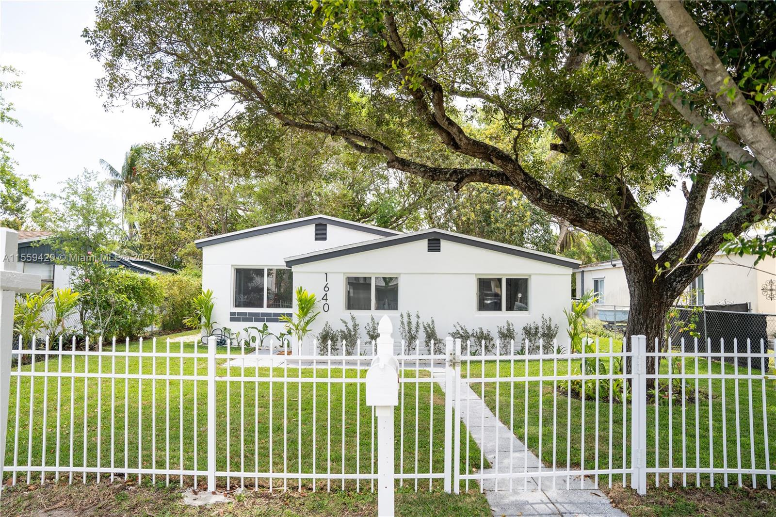 1640 NE 172nd St, North Miami Beach, Florida 33162, 3 Bedrooms Bedrooms, ,2 BathroomsBathrooms,Residential,For Sale,1640 NE 172nd St,A11559429