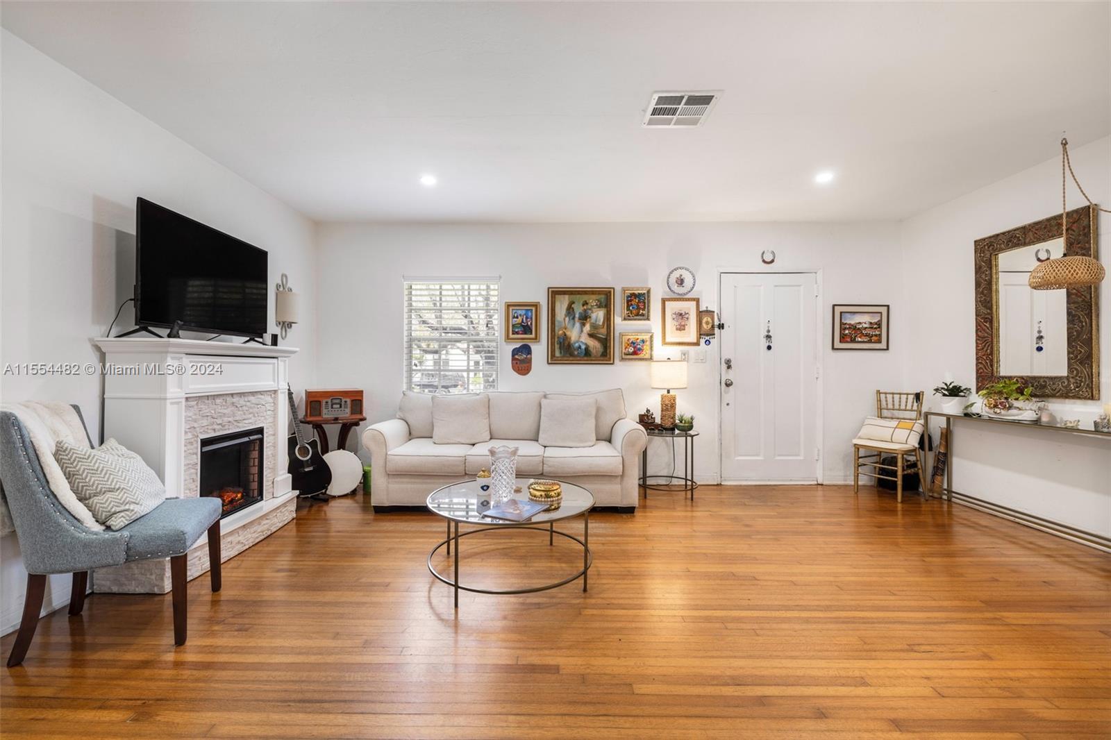 841 Alberca St, Coral Gables, Florida 33134, 2 Bedrooms Bedrooms, ,1 BathroomBathrooms,Residential,For Sale,841 Alberca St,A11554482