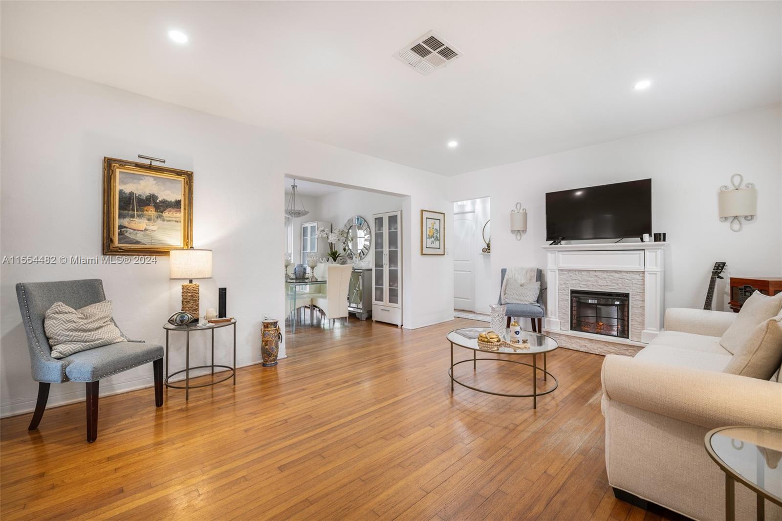 841 Alberca St, Coral Gables, Florida 33134, 2 Bedrooms Bedrooms, ,1 BathroomBathrooms,Residential,For Sale,841 Alberca St,A11554482
