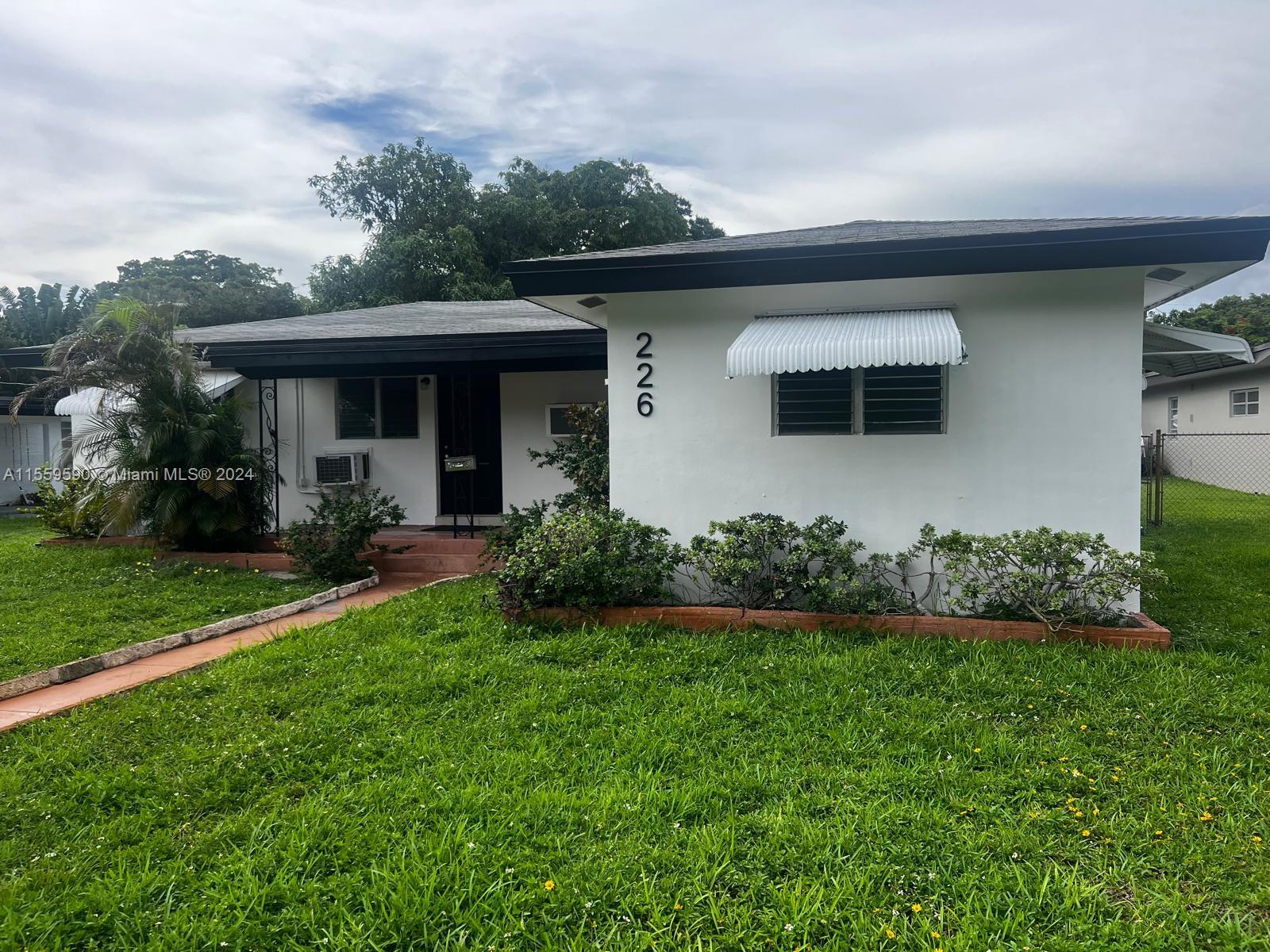 226 SW 6th St A, Dania Beach, Florida 33004, 2 Bedrooms Bedrooms, ,1 BathroomBathrooms,Residentiallease,For Rent,226 SW 6th St A,A11559590
