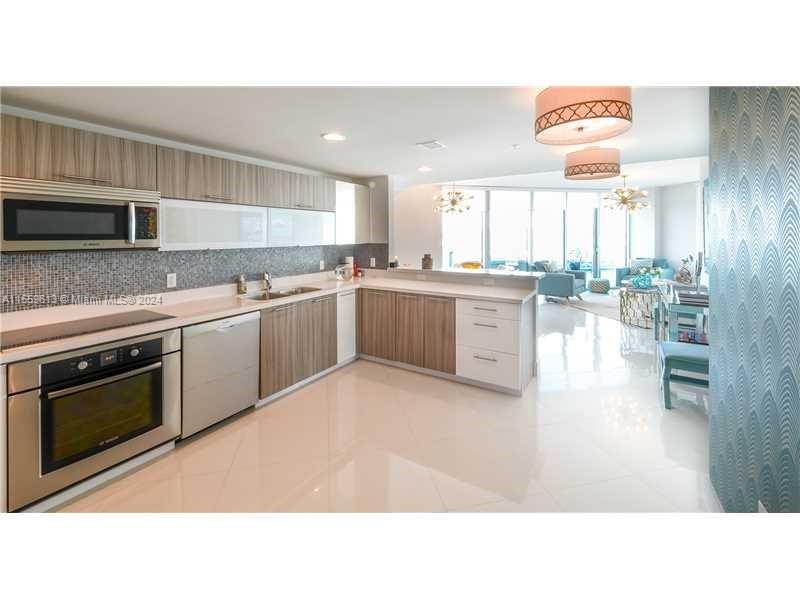 Miami Beach, Florida 33141, 3 Bedrooms Bedrooms, ,3 BathroomsBathrooms,Residentiallease,For Rent,A11559613