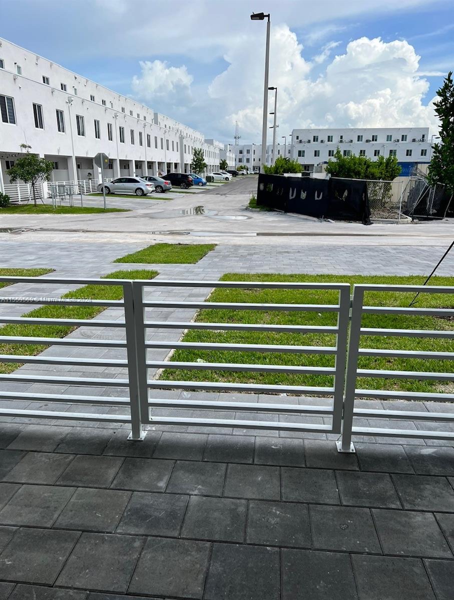 PATIO Y ENTRADA TRASERA