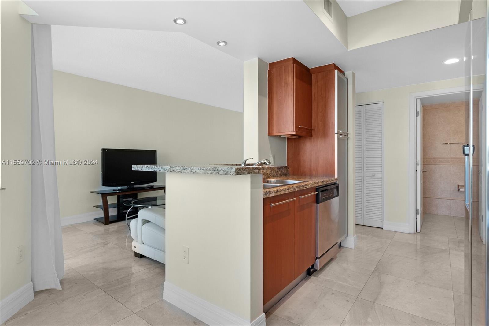 110 Washington Ave 1616, Miami Beach, Florida 33139, 1 Bedroom Bedrooms, ,1 BathroomBathrooms,Residentiallease,For Rent,110 Washington Ave 1616,A11559702