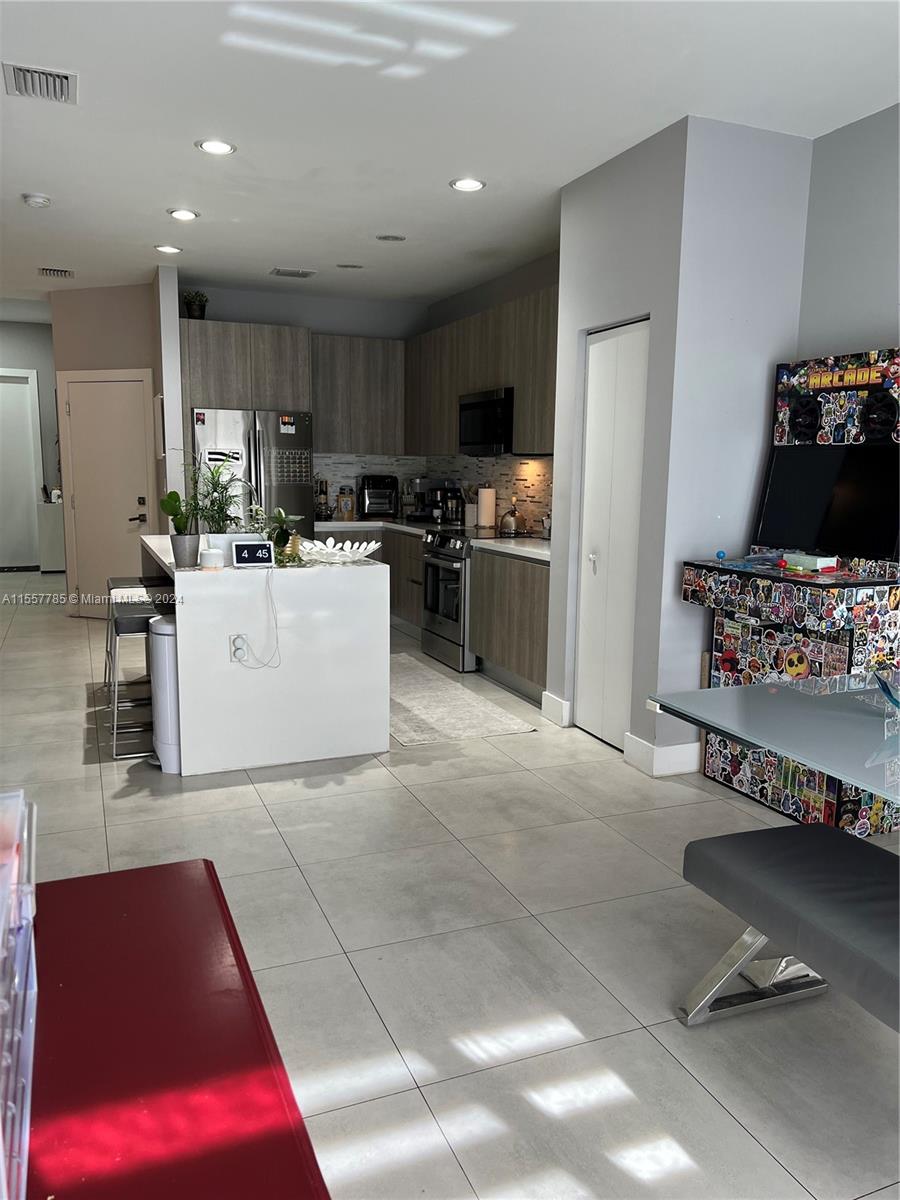 7184 NW 103rd Path 7184, Doral, Florida 33178, 4 Bedrooms Bedrooms, ,3 BathroomsBathrooms,Residentiallease,For Rent,7184 NW 103rd Path 7184,A11557785