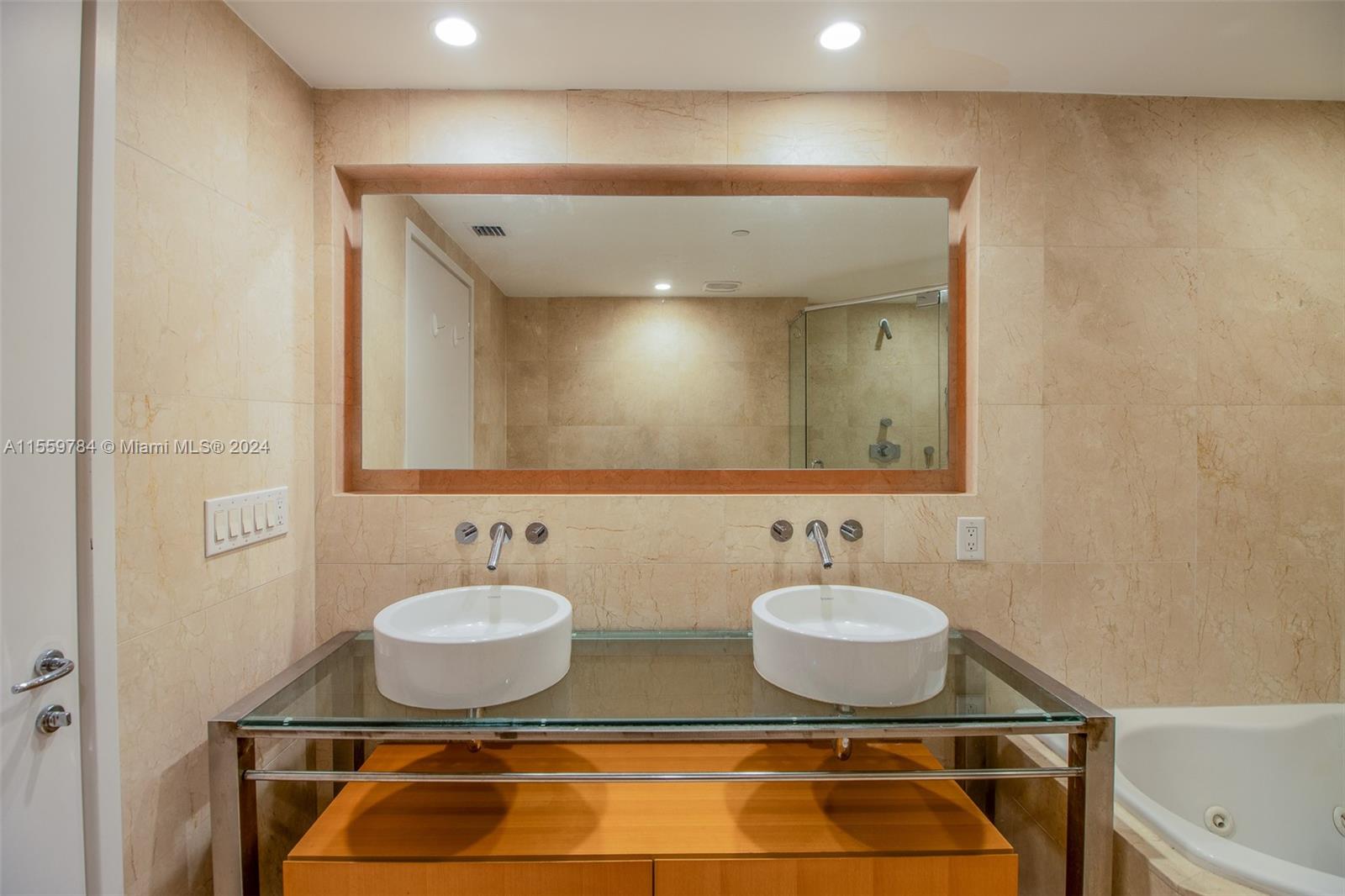6000 Indian Creek Dr 11A, Miami Beach, Florida 33140, 2 Bedrooms Bedrooms, ,2 BathroomsBathrooms,Residentiallease,For Rent,6000 Indian Creek Dr 11A,A11559784