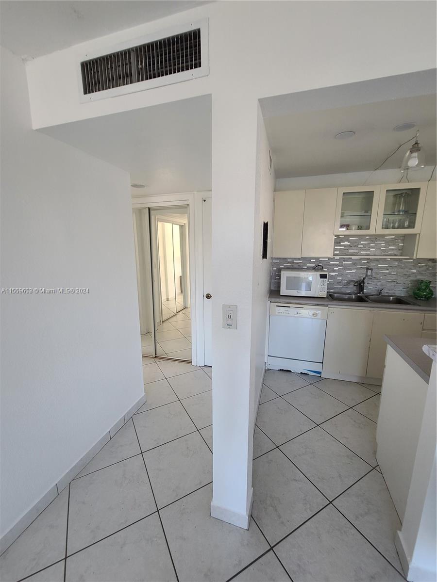 716 Michigan Ave 501, Miami Beach, Florida 33139, 1 Bedroom Bedrooms, ,1 BathroomBathrooms,Residentiallease,For Rent,716 Michigan Ave 501,A11559603