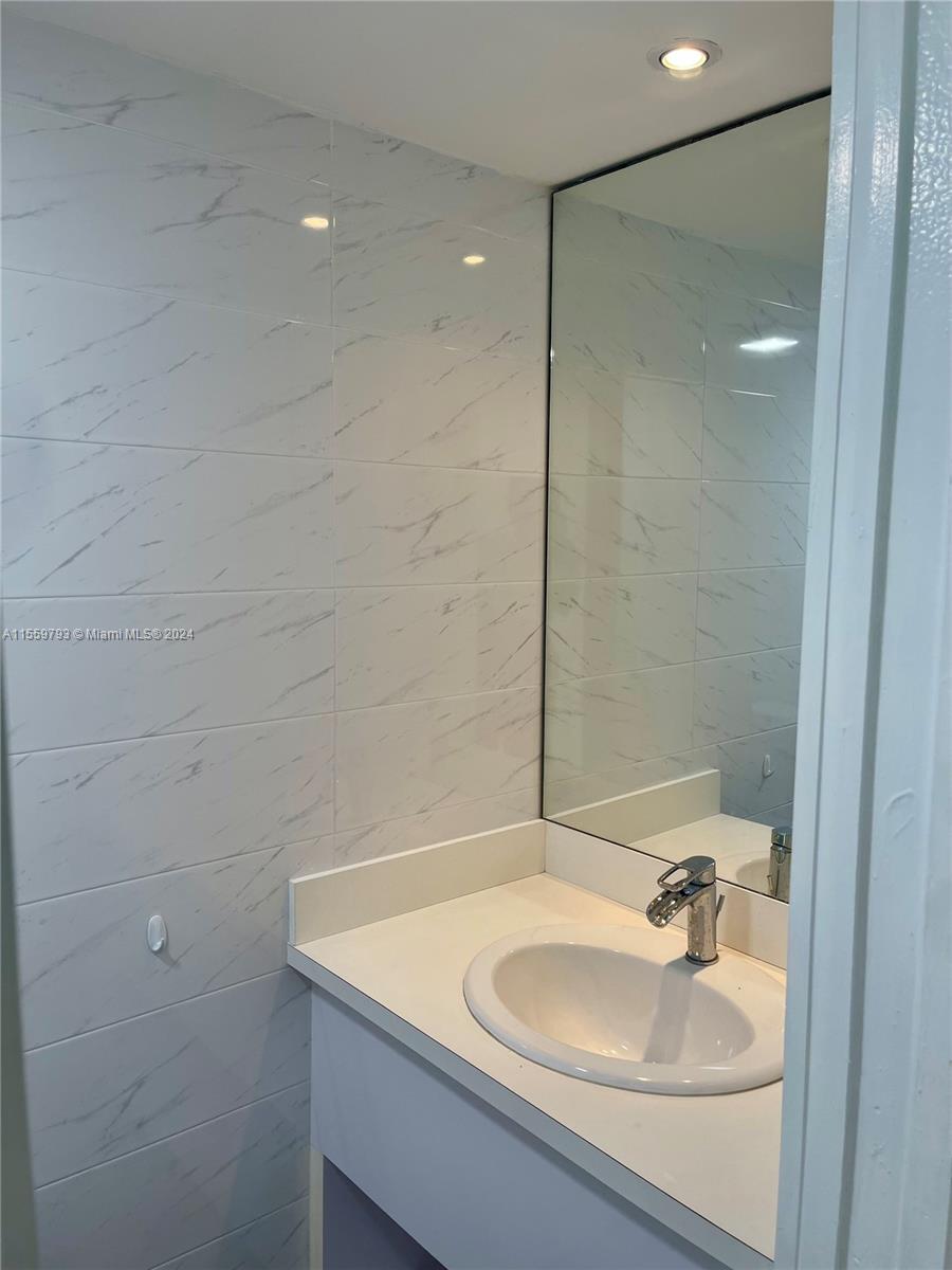 468 Golden Isles 302, Hallandale Beach, Florida 33009, 3 Bedrooms Bedrooms, ,2 BathroomsBathrooms,Residentiallease,For Rent,468 Golden Isles 302,A11559793