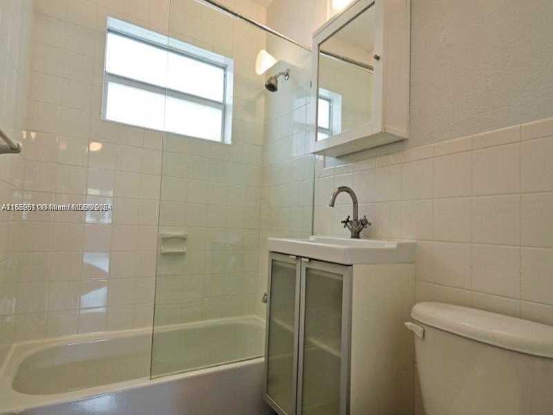 350 S Shore Dr 6, Miami Beach, Florida 33141, 2 Bedrooms Bedrooms, ,2 BathroomsBathrooms,Residentiallease,For Rent,350 S Shore Dr 6,A11559511