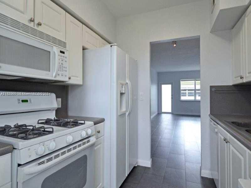 350 S Shore Dr 6, Miami Beach, Florida 33141, 2 Bedrooms Bedrooms, ,2 BathroomsBathrooms,Residentiallease,For Rent,350 S Shore Dr 6,A11559511