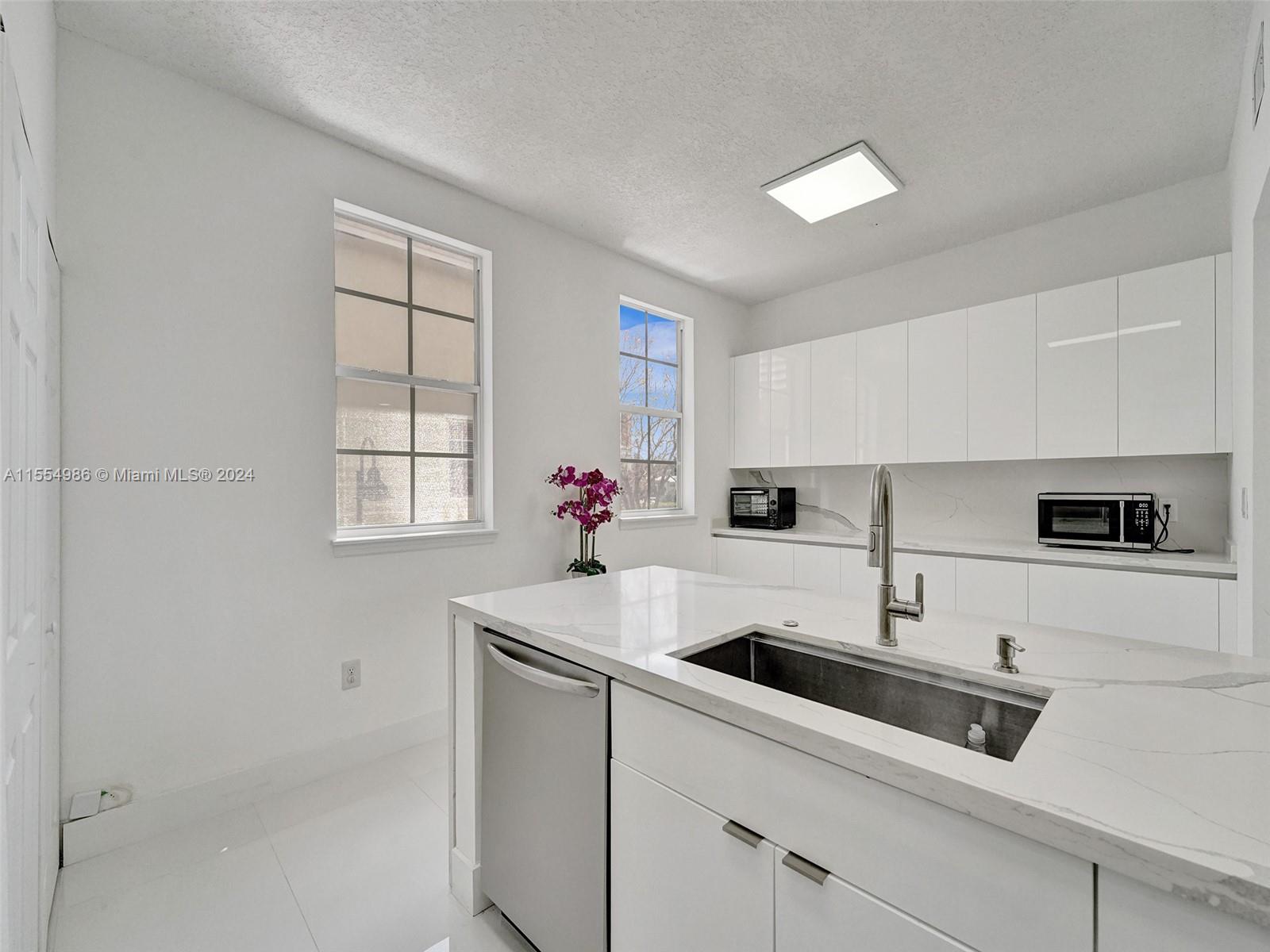 2071 S Ocean Dr TH20, Hallandale Beach, Florida 33009, 3 Bedrooms Bedrooms, ,2 BathroomsBathrooms,Residential,For Sale,2071 S Ocean Dr TH20,A11554986