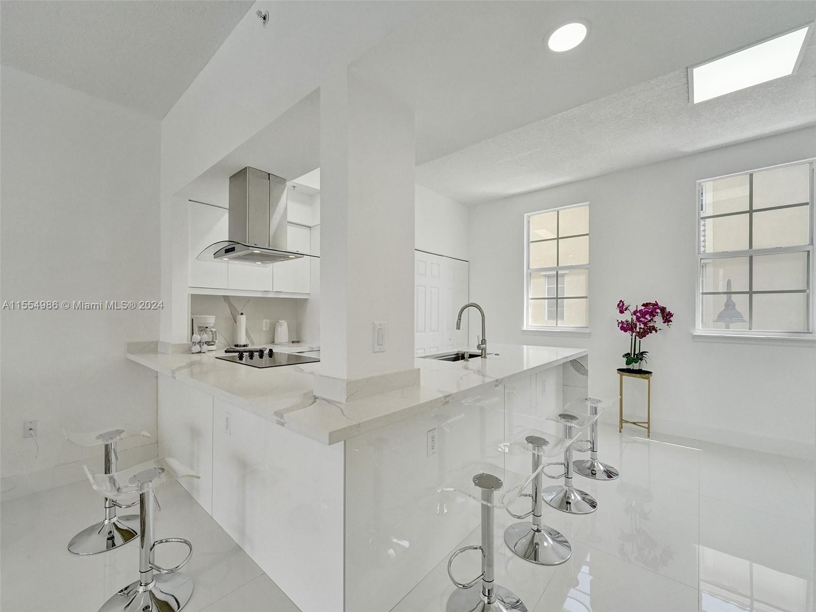 Room for the whole family around the counter