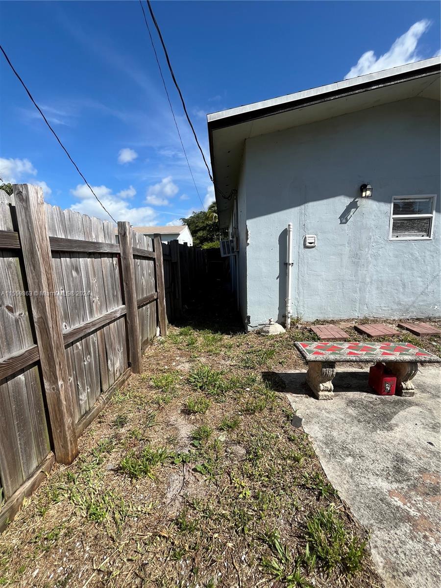 2330 Harding St Rear, Hollywood, Florida 33020, 1 Bedroom Bedrooms, ,1 BathroomBathrooms,Residentiallease,For Rent,2330 Harding St Rear,A11559863