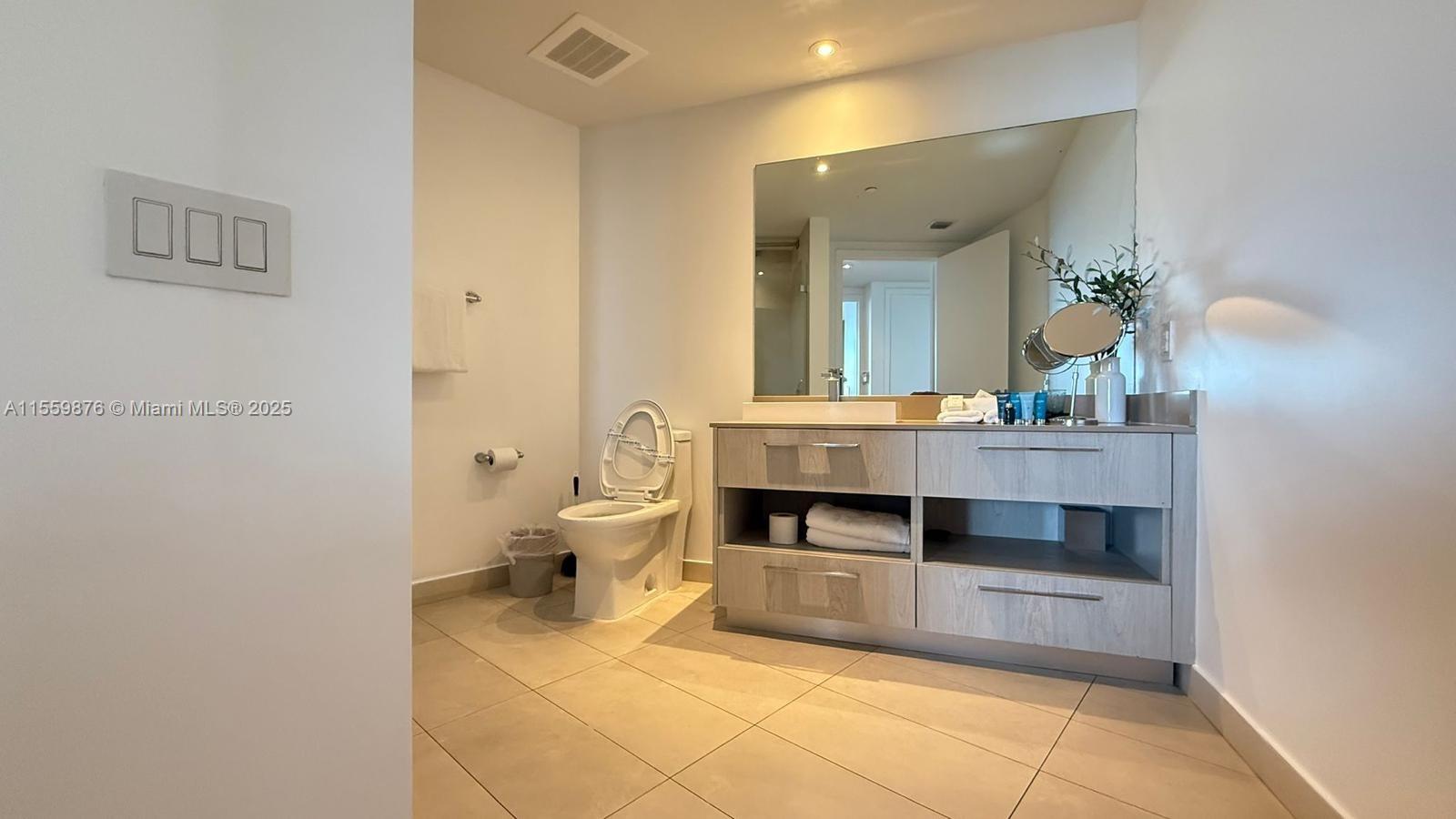 Hollywood, Florida 33019, 1 Bedroom Bedrooms, ,1 BathroomBathrooms,Residential,For Sale,A11559876