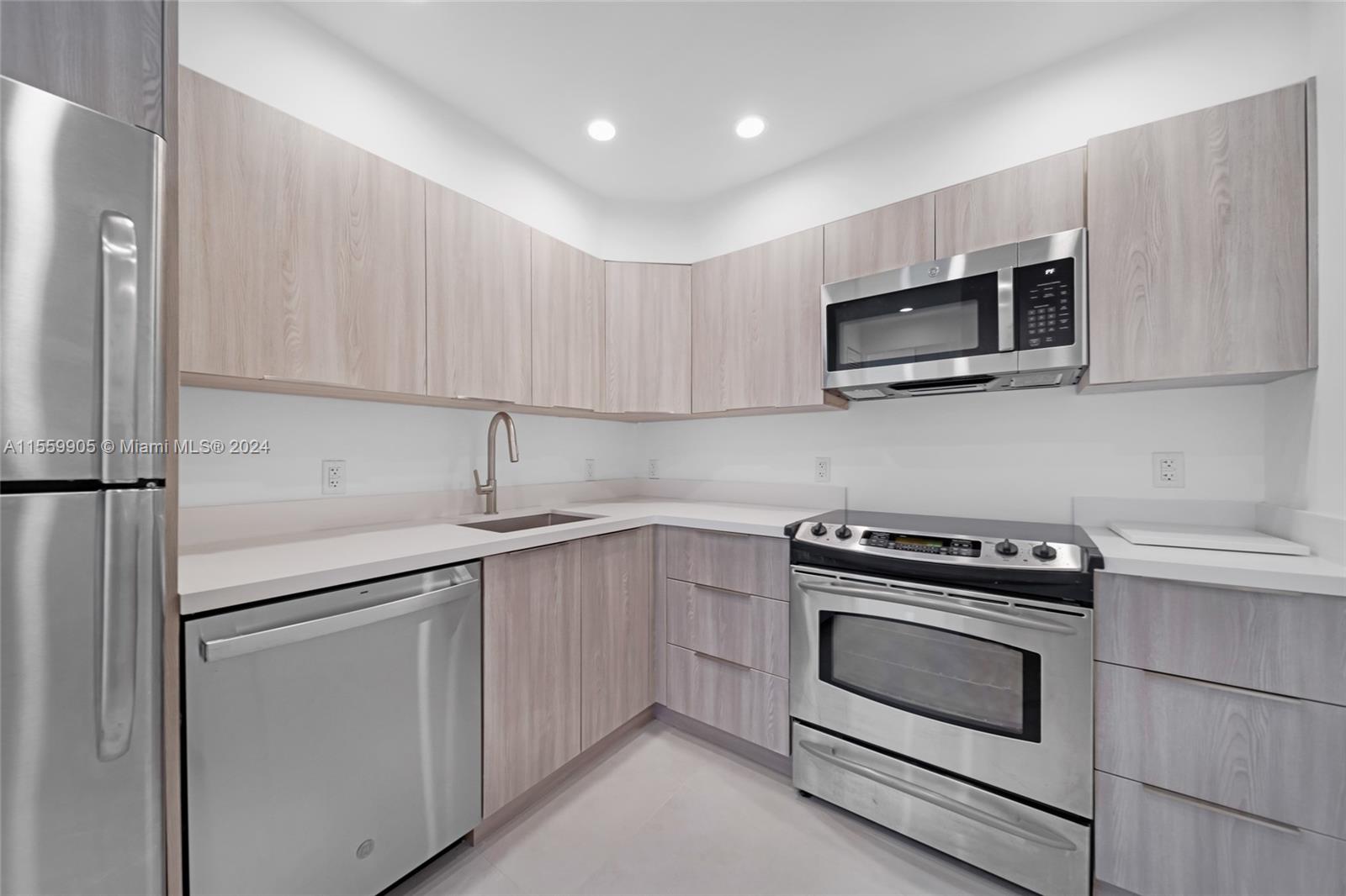 800 West Ave PH29, Miami Beach, Florida 33139, 1 Bedroom Bedrooms, ,1 BathroomBathrooms,Residentiallease,For Rent,800 West Ave PH29,A11559905