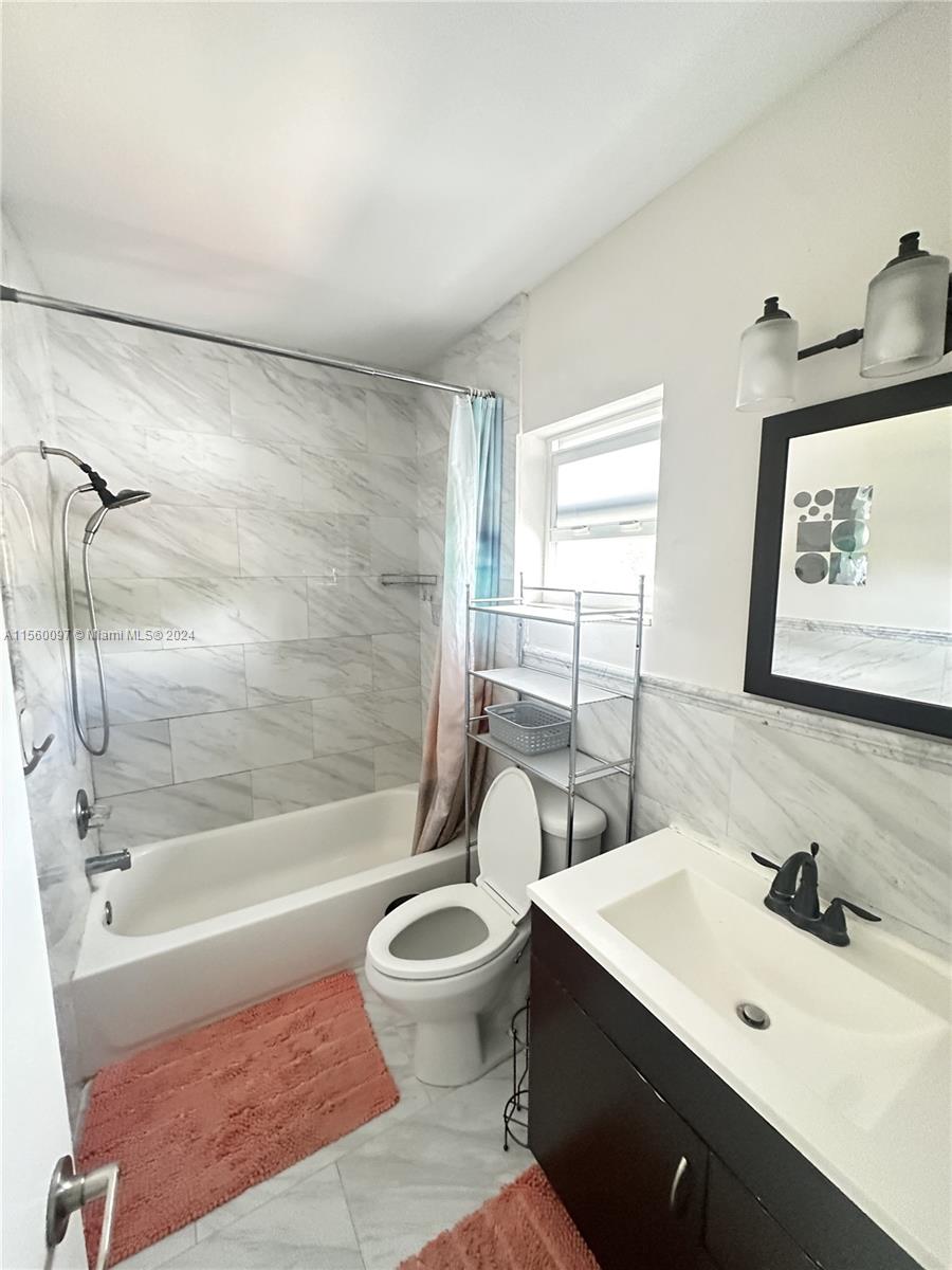 1824 Monroe St 9, Hollywood, Florida 33020, 1 Bedroom Bedrooms, ,1 BathroomBathrooms,Residentiallease,For Rent,1824 Monroe St 9,A11560097