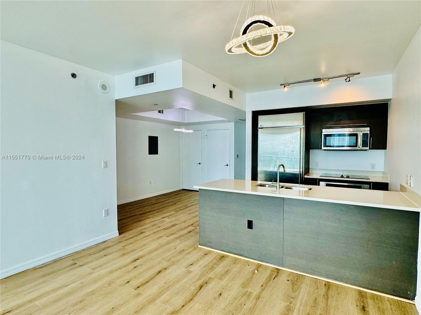 Gorgeous 1-bedroom + 1-bathroom conveniently located in the heart of Brickell. The building offers outstanding amenities, heated rooftop pool & sundeck, 11th-floor pool & sundeck with poolside cabanas, fitness center, sauna & steam rooms, sports room w/billiards table & kitchen, wine cellar, club room, & theater room. Few Blocks Away from Brickell City Center, Kaseya Center, Downtown. One of the best places in South Florida to live, work, and play! * The owner is working on replacing the carpet with flooring.