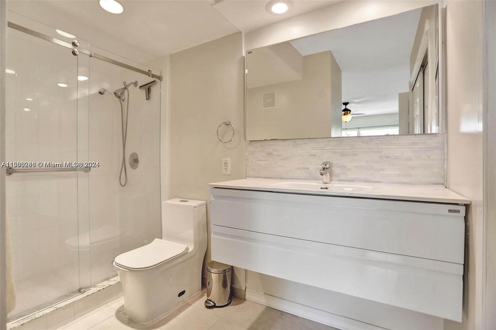 450 Paradise Isle Blvd 305, Hallandale Beach, Florida 33009, 2 Bedrooms Bedrooms, ,2 BathroomsBathrooms,Residential,For Sale,450 Paradise Isle Blvd 305,A11560286