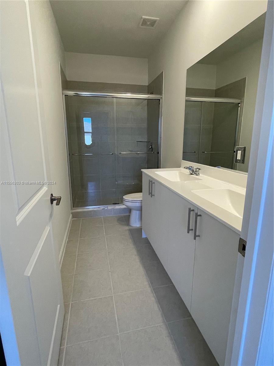 Master Room  bathroom