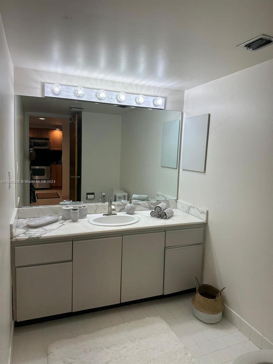 2555 Collins Ave 2410, Miami Beach, Florida 33140, 1 Bedroom Bedrooms, ,1 BathroomBathrooms,Residentiallease,For Rent,2555 Collins Ave 2410,A11560396