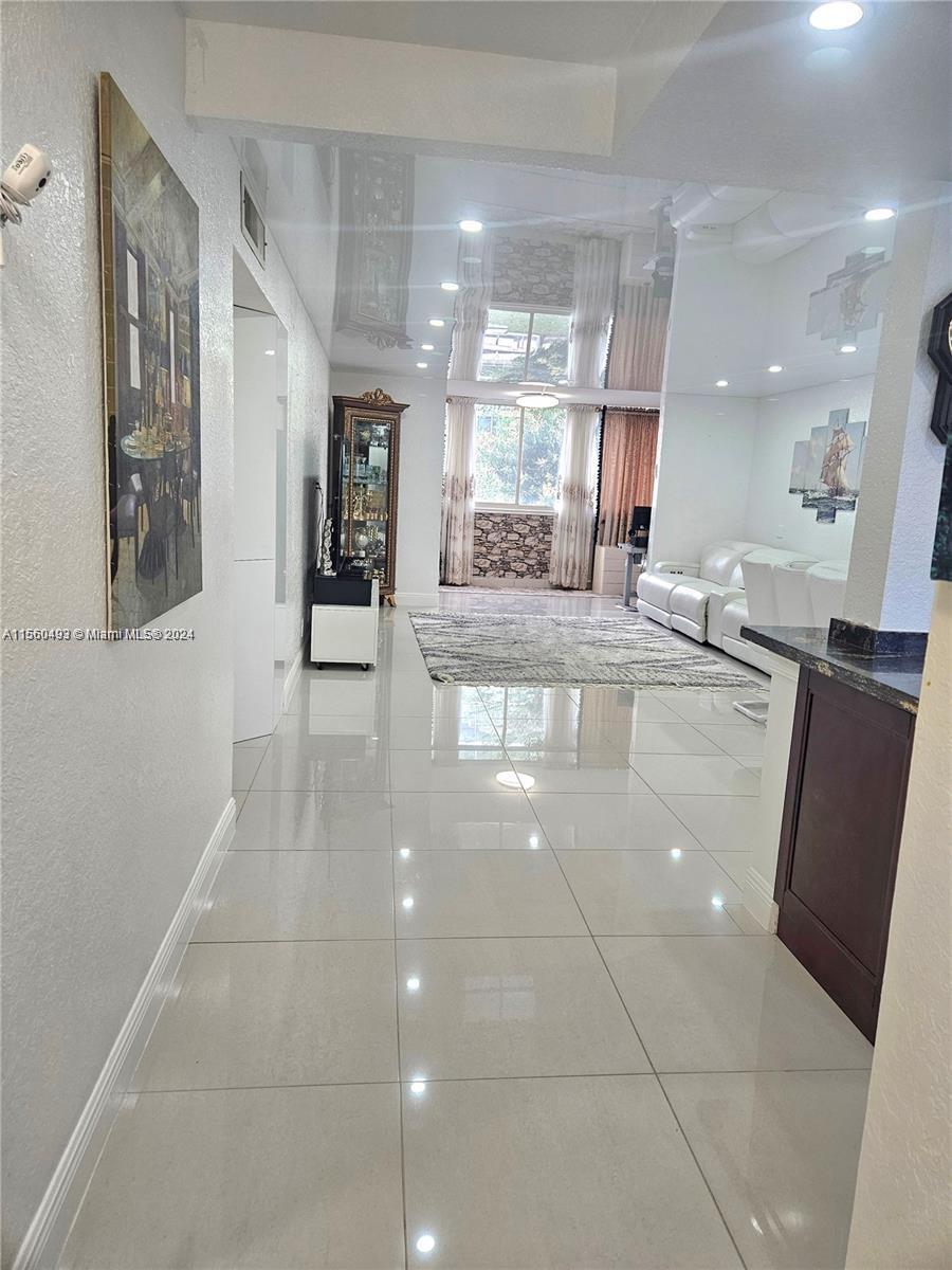 301 NE 14th Ave 207, Hallandale Beach, Florida 33009, 2 Bedrooms Bedrooms, ,2 BathroomsBathrooms,Residentiallease,For Rent,301 NE 14th Ave 207,A11560493