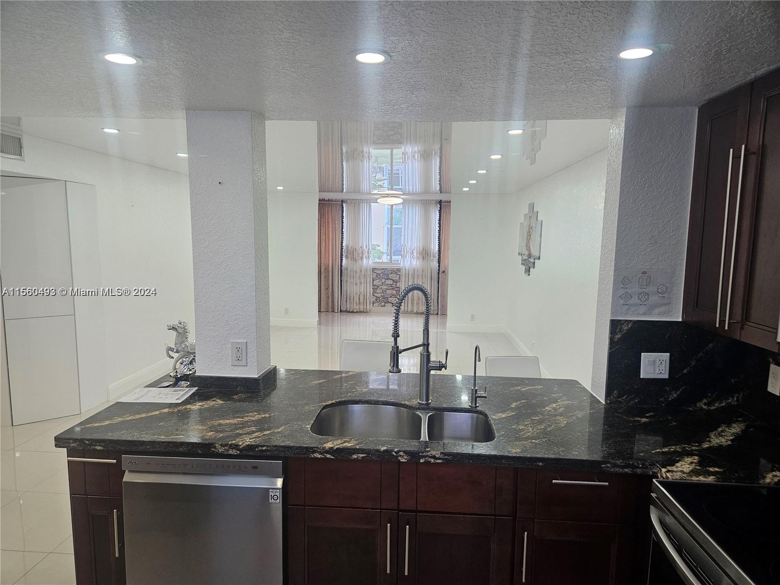 301 NE 14th Ave 207, Hallandale Beach, Florida 33009, 2 Bedrooms Bedrooms, ,2 BathroomsBathrooms,Residentiallease,For Rent,301 NE 14th Ave 207,A11560493