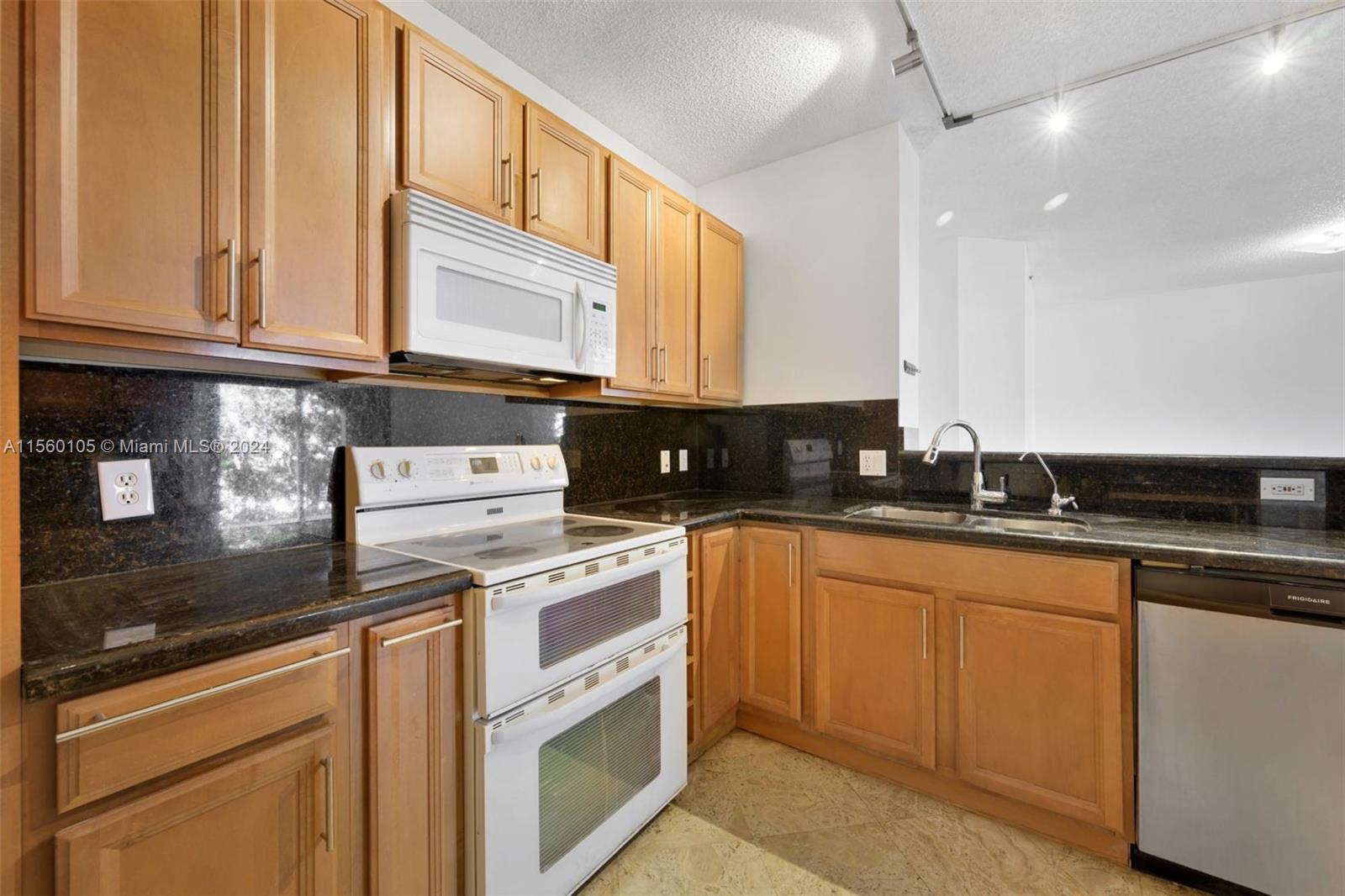 19901 E Country Club Dr 2108, Aventura, Florida 33180, 2 Bedrooms Bedrooms, ,2 BathroomsBathrooms,Residentiallease,For Rent,19901 E Country Club Dr 2108,A11560105