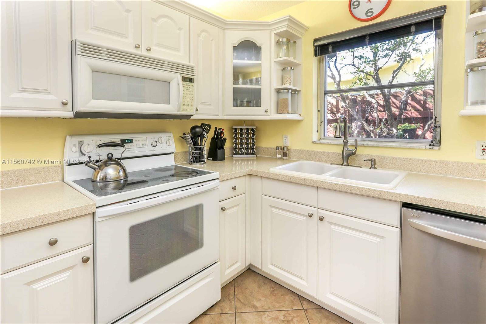 828 Johnson St, Hollywood, Florida 33019, 3 Bedrooms Bedrooms, ,2 BathroomsBathrooms,Residential,For Sale,828 Johnson St,A11560742