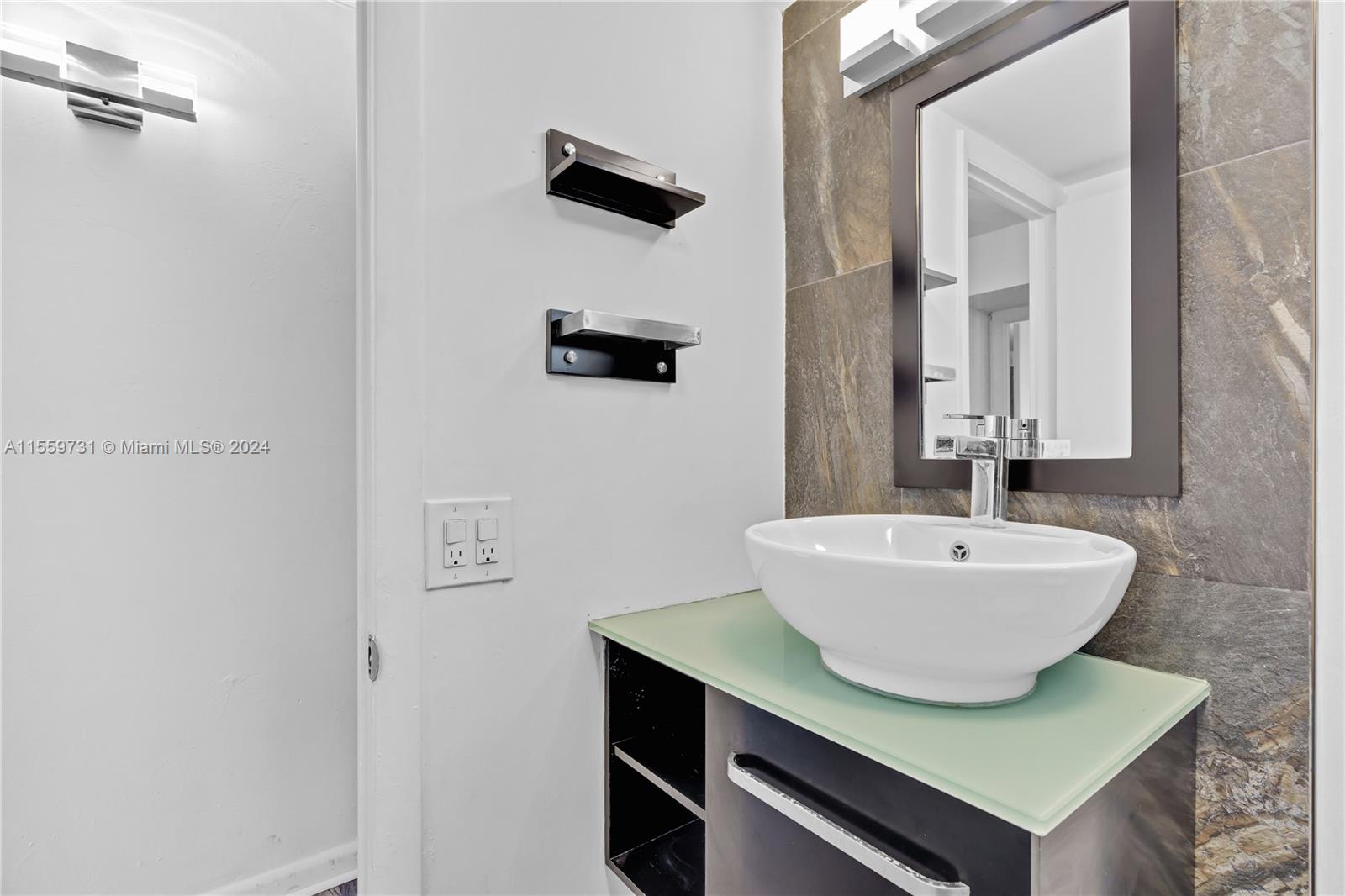 1615 West Ave 404, Miami Beach, Florida 33139, 1 Bedroom Bedrooms, ,1 BathroomBathrooms,Residential,For Sale,1615 West Ave 404,A11559731