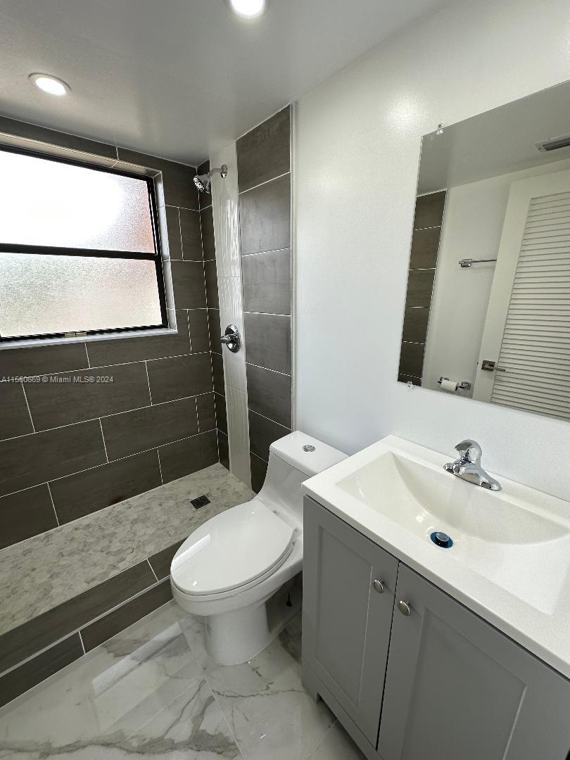 2225 Monroe St B2, Hollywood, Florida 33020, 2 Bedrooms Bedrooms, ,2 BathroomsBathrooms,Residentiallease,For Rent,2225 Monroe St B2,A11560669