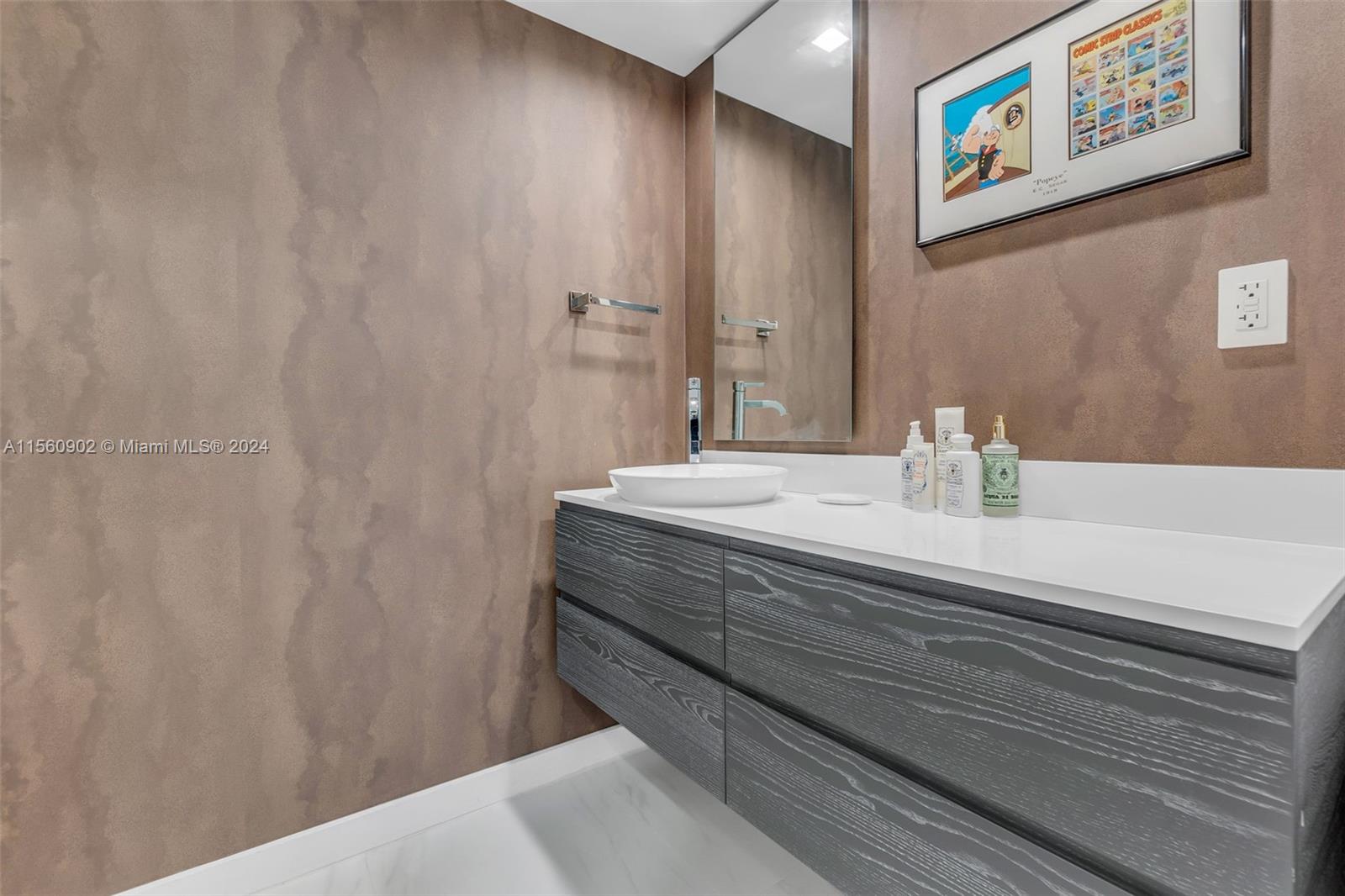 5660 Collins Ave 2A, Miami Beach, Florida 33140, 3 Bedrooms Bedrooms, ,3 BathroomsBathrooms,Residential,For Sale,5660 Collins Ave 2A,A11560902