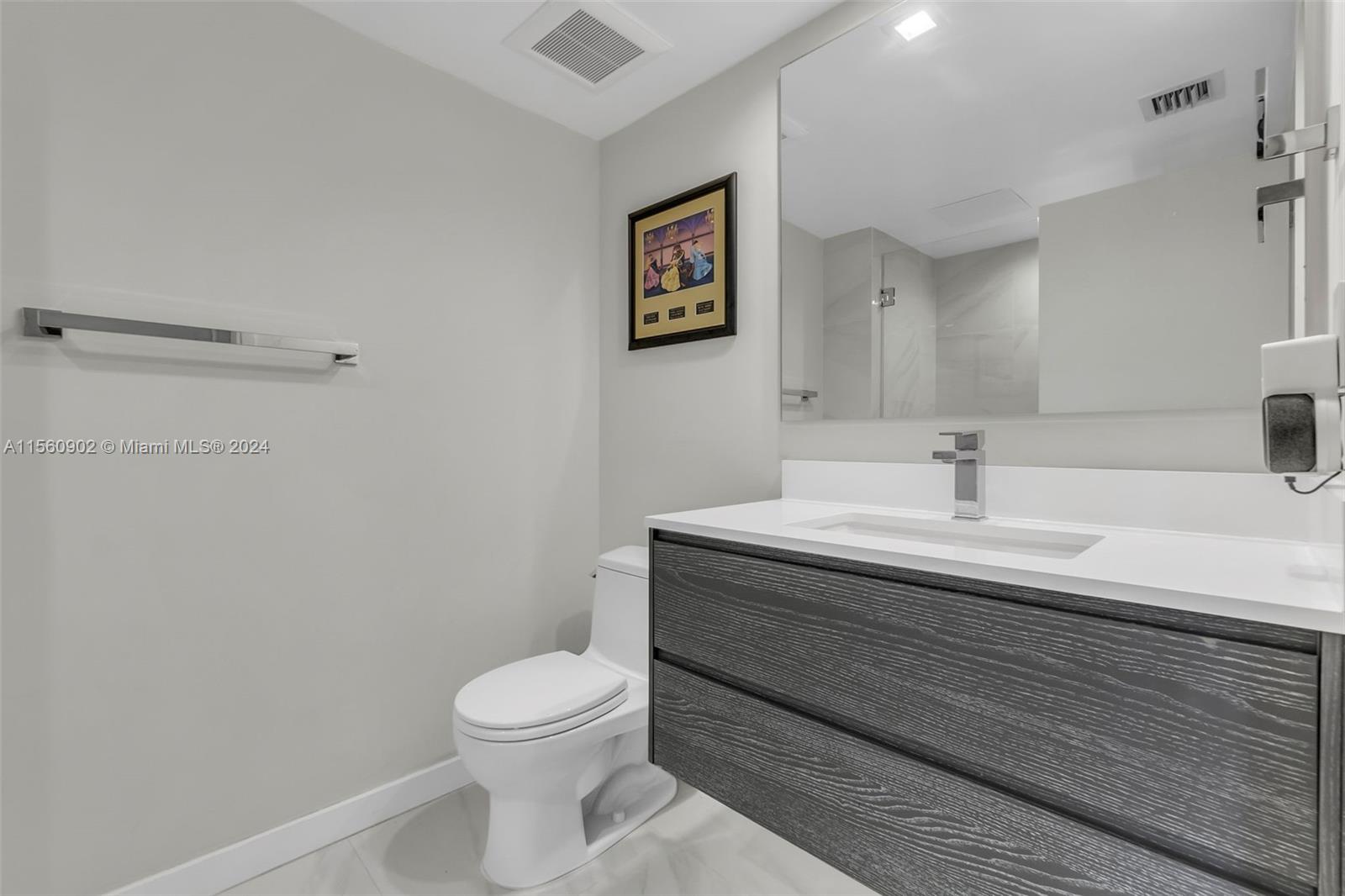 5660 Collins Ave 2A, Miami Beach, Florida 33140, 3 Bedrooms Bedrooms, ,3 BathroomsBathrooms,Residential,For Sale,5660 Collins Ave 2A,A11560902