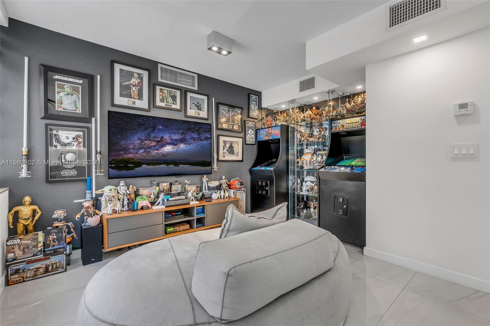 5660 Collins Ave 2A, Miami Beach, Florida 33140, 3 Bedrooms Bedrooms, ,3 BathroomsBathrooms,Residential,For Sale,5660 Collins Ave 2A,A11560902