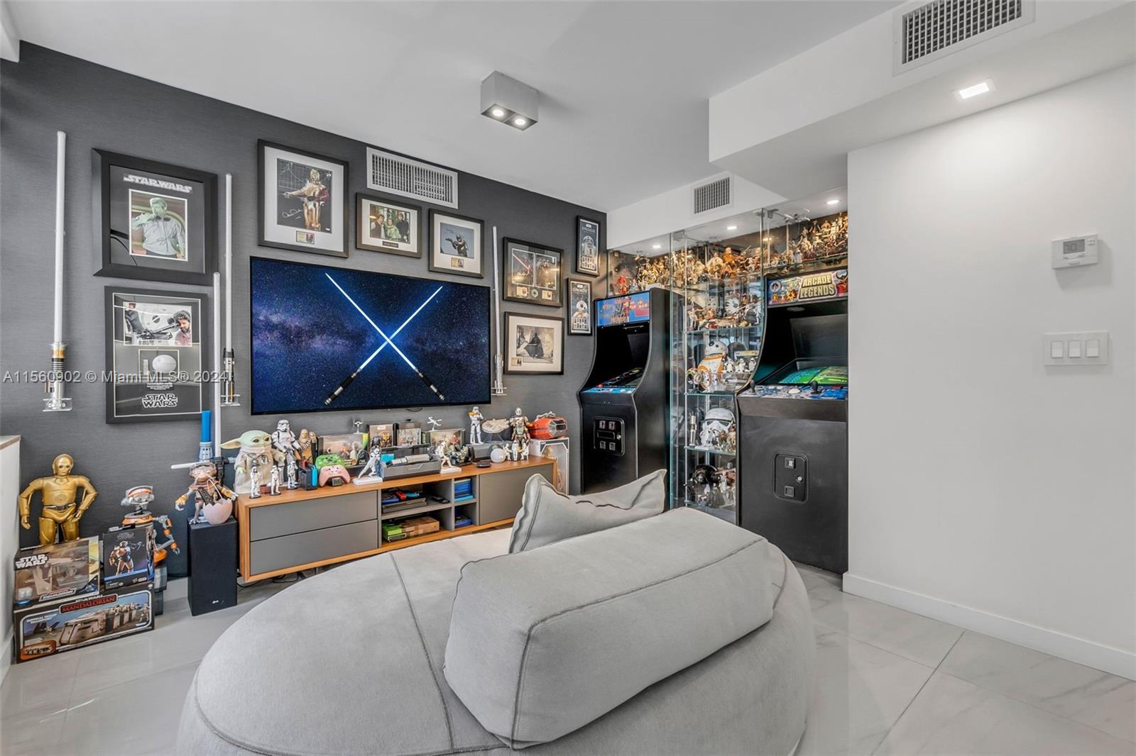 5660 Collins Ave 2A, Miami Beach, Florida 33140, 3 Bedrooms Bedrooms, ,3 BathroomsBathrooms,Residential,For Sale,5660 Collins Ave 2A,A11560902